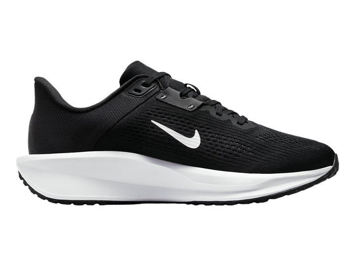 Tenis Nike Quest 6 para Mujer en color negro con suela blanca y logotipo blanco.
