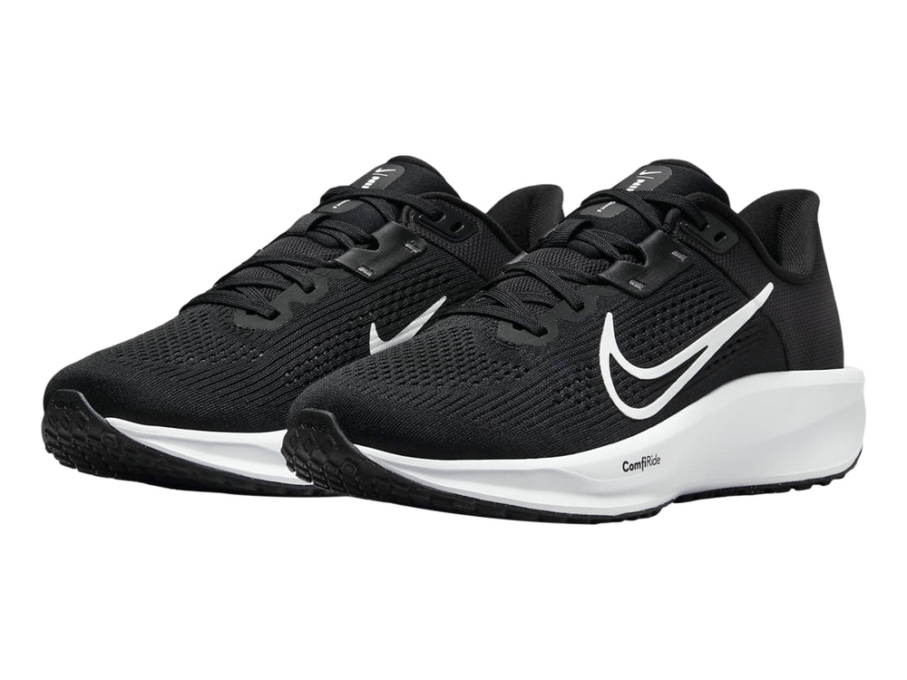 Tenis Nike Quest 6 para Mujer en color negro con suela blanca y logotipo blanco.