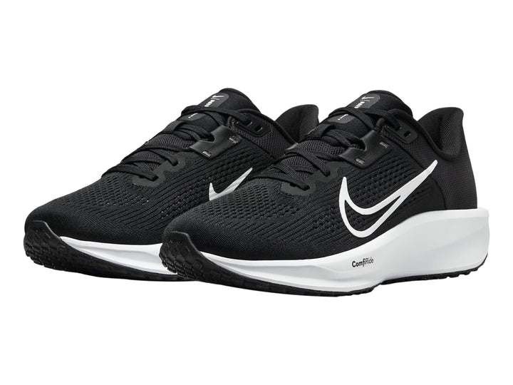 Tenis Nike Quest 6 para Mujer en color negro con suela blanca y logotipo blanco.
