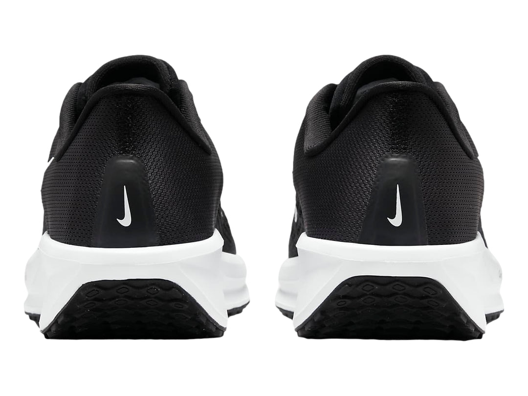 Tenis Nike Quest 6 para Mujer en color negro con suela blanca y logotipo blanco.