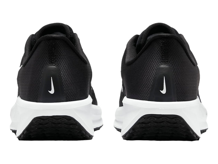 Tenis Nike Quest 6 para Mujer en color negro con suela blanca y logotipo blanco.