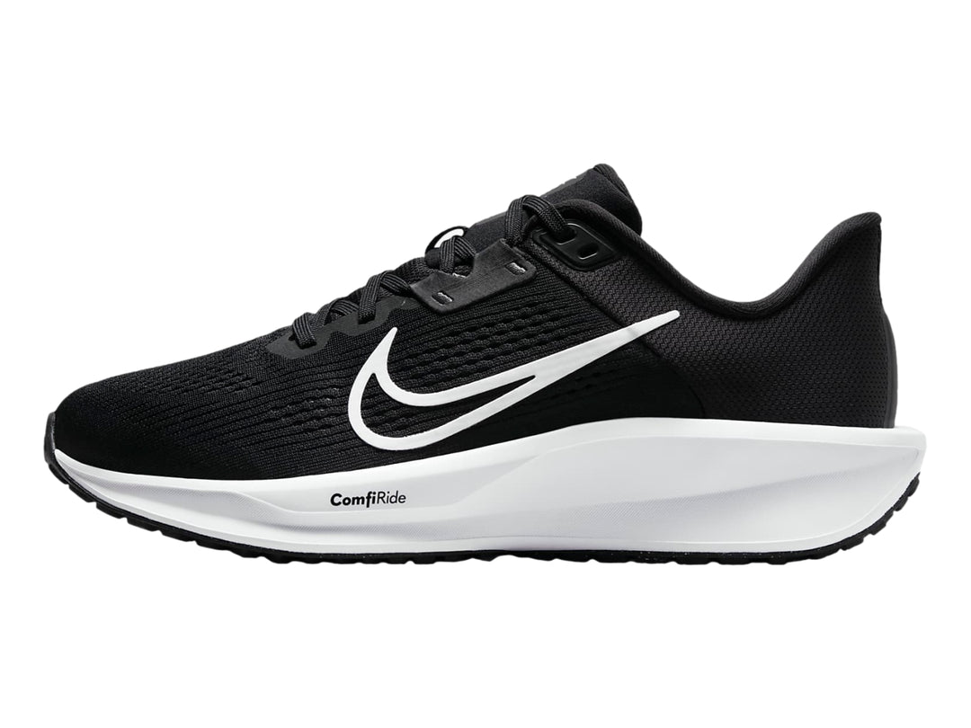 Tenis Nike Quest 6 para Mujer en color negro con suela blanca y logotipo blanco.