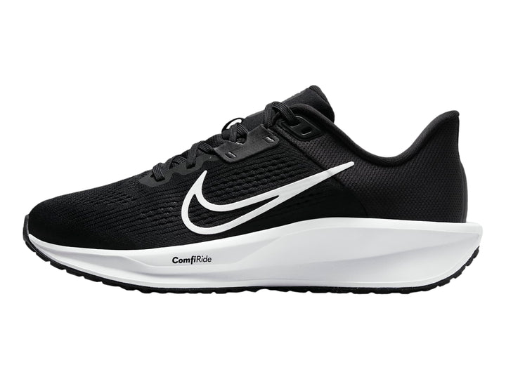 Tenis Nike Quest 6 para Mujer en color negro con suela blanca y logotipo blanco.