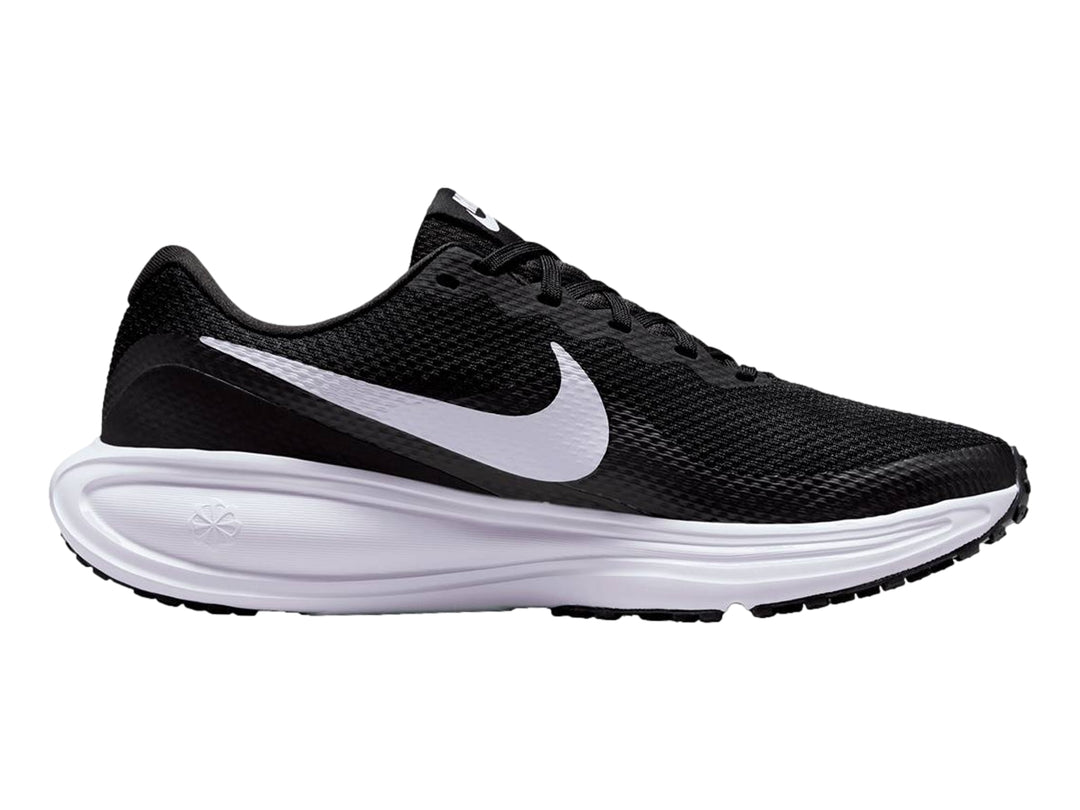 Tenis deportivos Nike Revolution 8 en color negro con suela y logotipo en blanco.