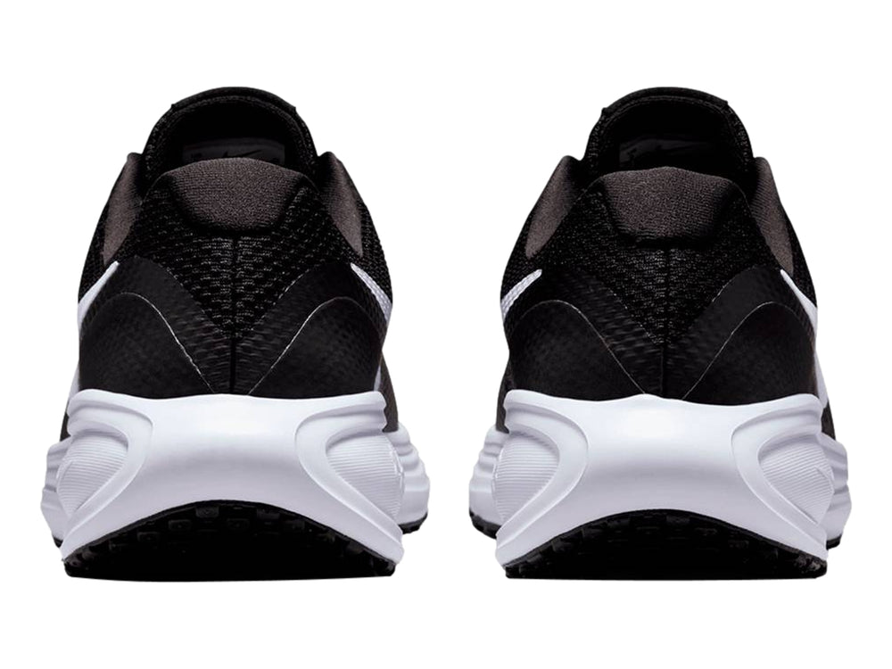 Tenis deportivos Nike Revolution 8 en color negro con suela y logotipo en blanco.