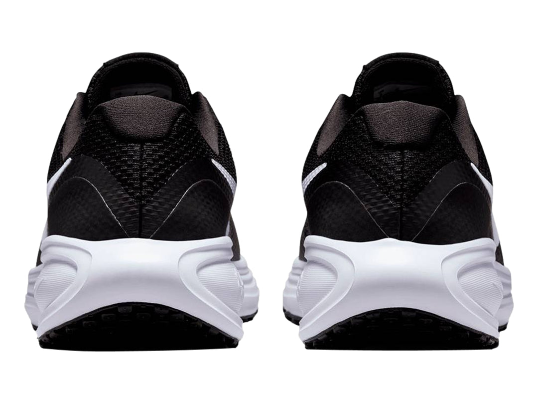 Tenis deportivos Nike Revolution 8 en color negro con suela y logotipo en blanco.