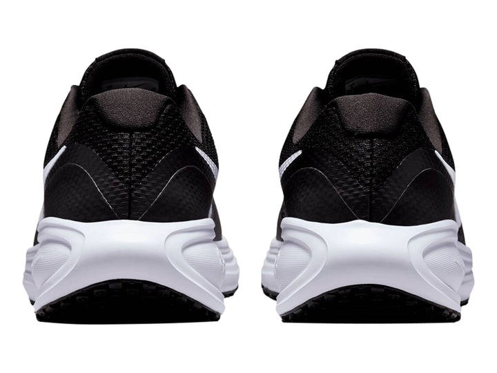 Tenis deportivos Nike Revolution 8 en color negro con suela y logotipo en blanco.