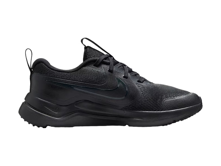 Tenis deportivos Nike Cosmic Runner para niños en color negro con detalles en gris oscuro.