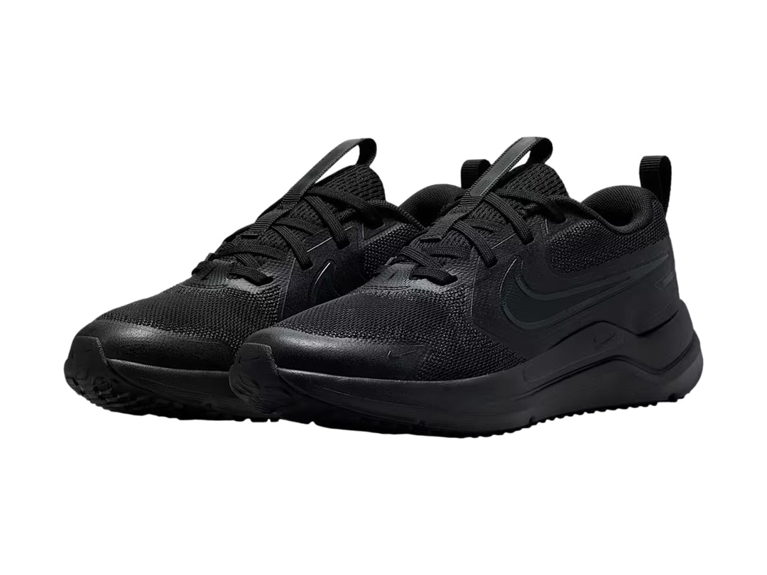 Tenis deportivos Nike Cosmic Runner para niños en color negro con detalles en gris oscuro.
