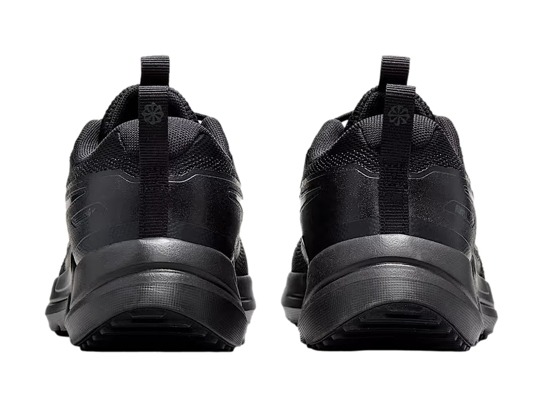 Tenis deportivos Nike Cosmic Runner para niños en color negro con detalles en gris oscuro.