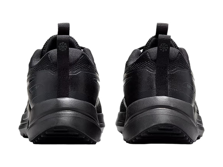 Tenis deportivos Nike Cosmic Runner para niños en color negro con detalles en gris oscuro.