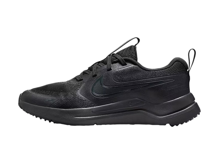 Tenis deportivos Nike Cosmic Runner para niños en color negro con detalles en gris oscuro.
