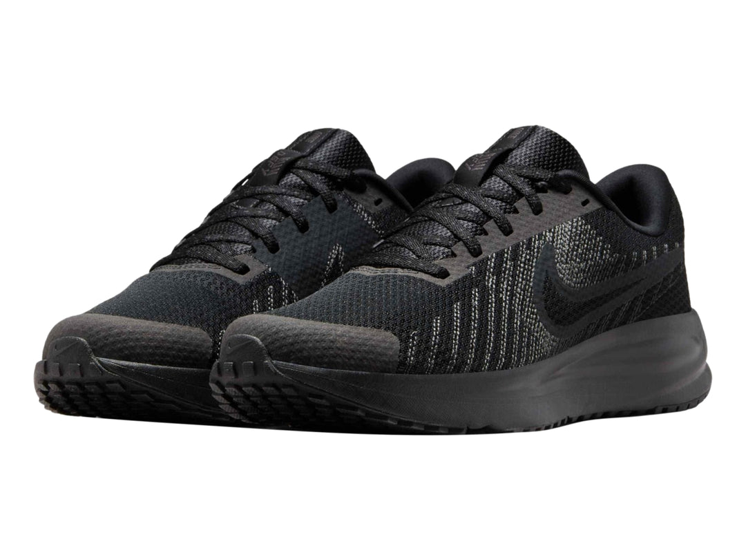 Tenis deportivos Nike Run Defy en color negro con suela gruesa y malla transpirable.
