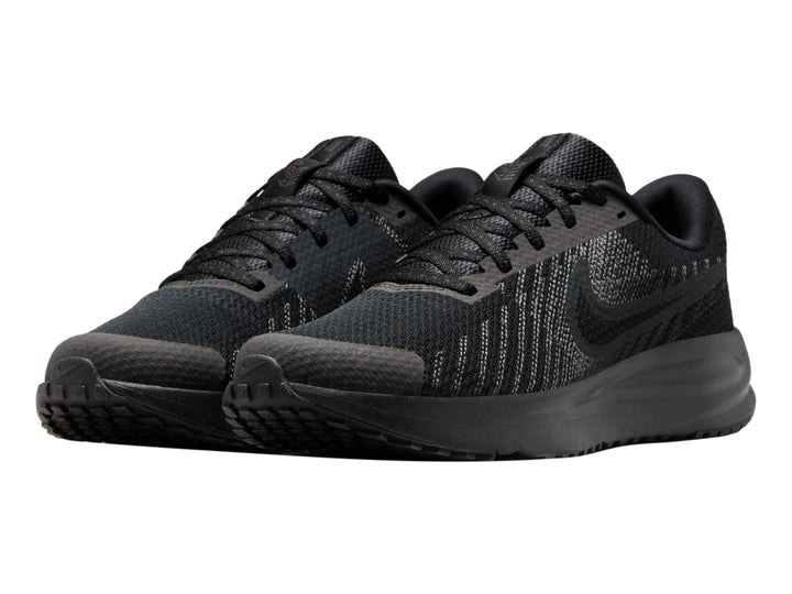 Tenis deportivos Nike Run Defy en color negro con suela gruesa y malla transpirable.