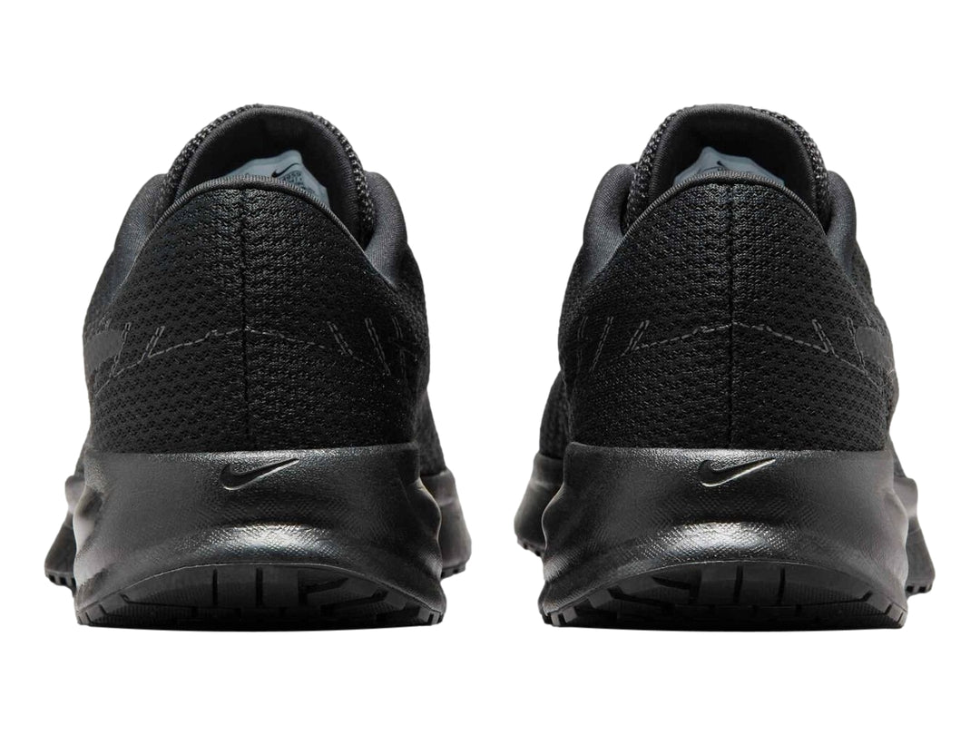 Tenis deportivos Nike Run Defy en color negro con suela gruesa y malla transpirable.
