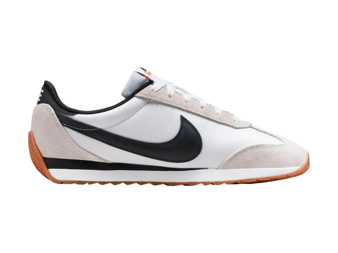 Tenis Nike Pacific blancos con detalles en gris, suela color caramelo y logotipo Nike en negro.