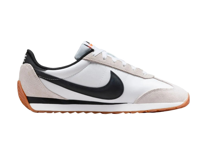 Tenis Nike Pacific blancos con detalles en gris, suela color caramelo y logotipo Nike en negro.