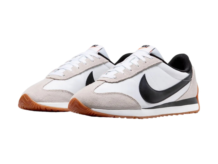 Tenis Nike Pacific blancos con detalles en gris, suela color caramelo y logotipo Nike en negro.