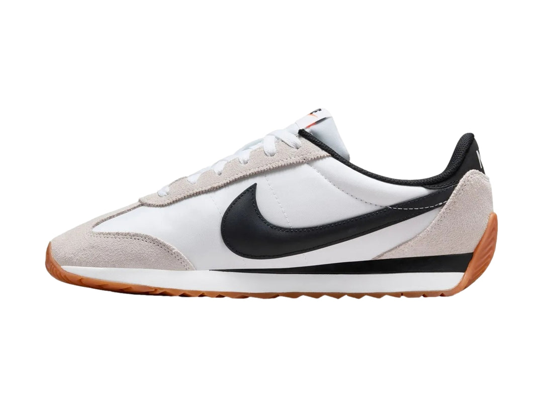 Tenis Nike Pacific blancos con detalles en gris, suela color caramelo y logotipo Nike en negro.