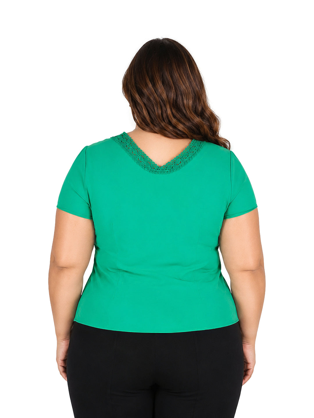 Mujer vistiendo una blusa color verde de manga corta con detalle decorativo de guipiur vertical en el centro.