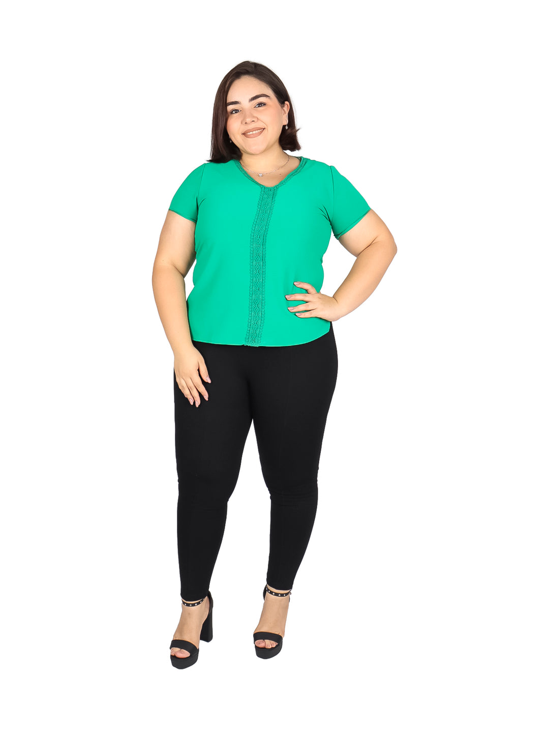 Mujer vistiendo una blusa color verde de manga corta con detalle decorativo de guipiur vertical en el centro.