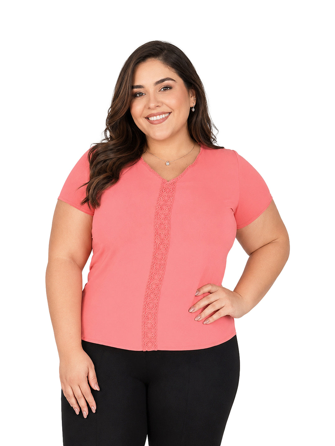 Mujer vistiendo blusa color coral de manga corta con detalle de encaje frontal y cuello en V.