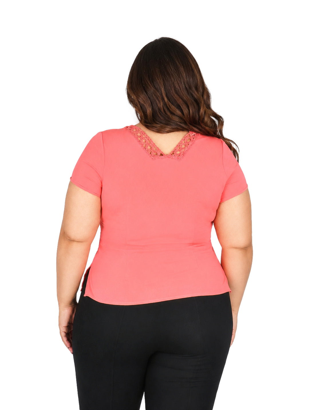 Mujer vistiendo blusa color coral de manga corta con detalle de encaje frontal y cuello en V.