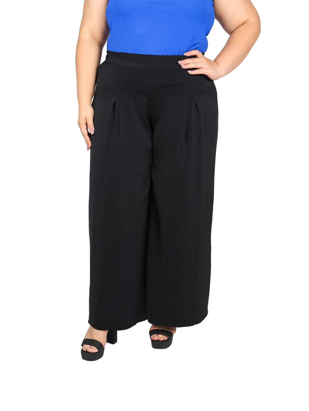 Mujer vistiendo pantalón ancho color negro con pinzas y corte palazzo.