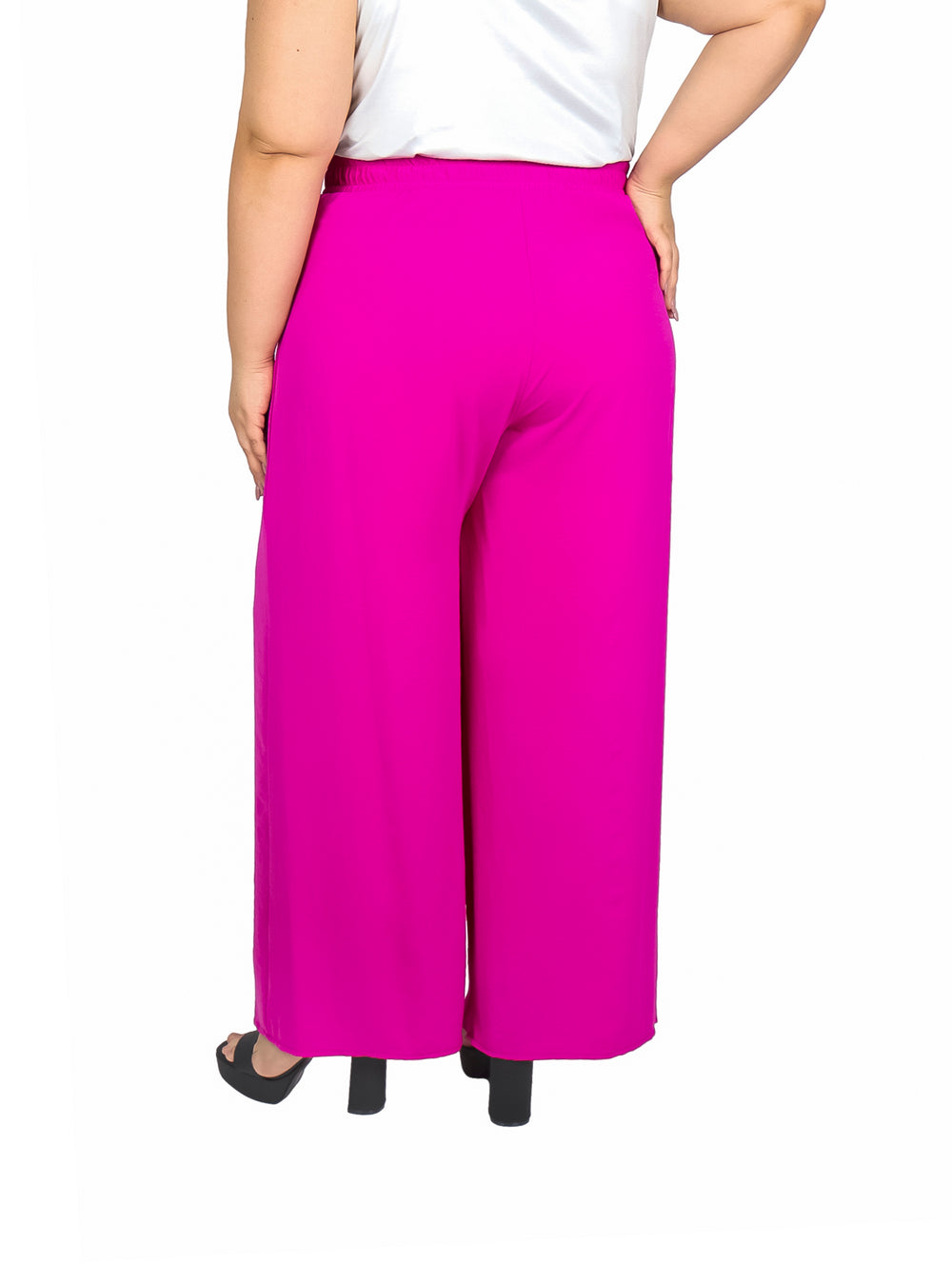 Pantalón ancho color rosa fuerte con pinzas frontales y corte palazzo.