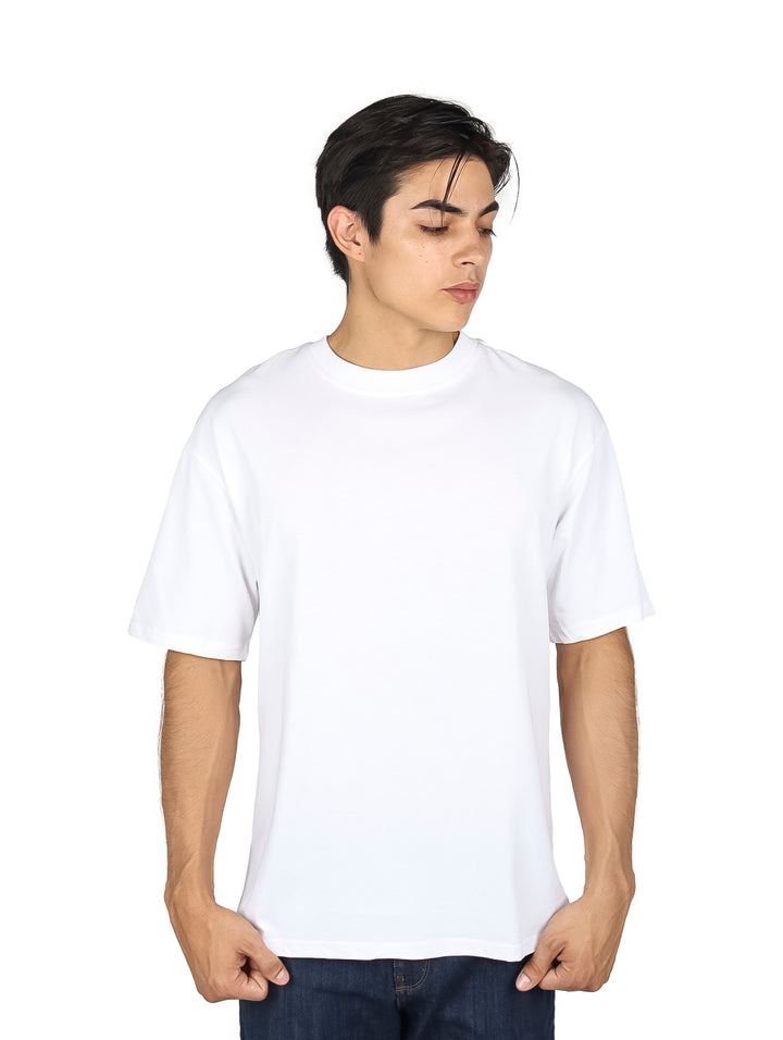 Hombre vistiendo una playera blanca de corte oversize y cuello redondo.