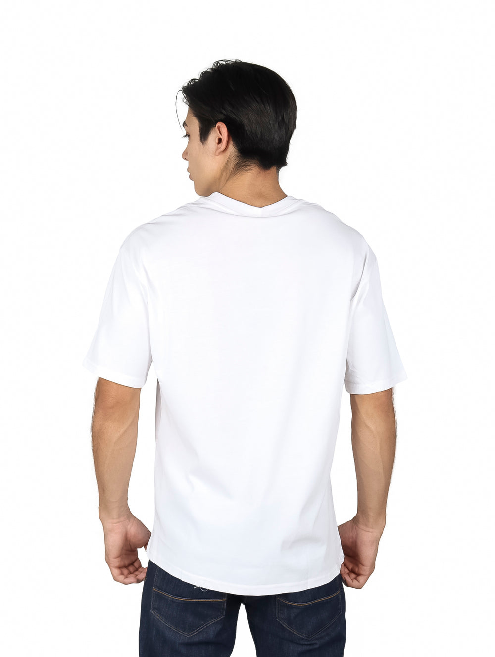 Hombre vistiendo una playera blanca de corte oversize y cuello redondo.
