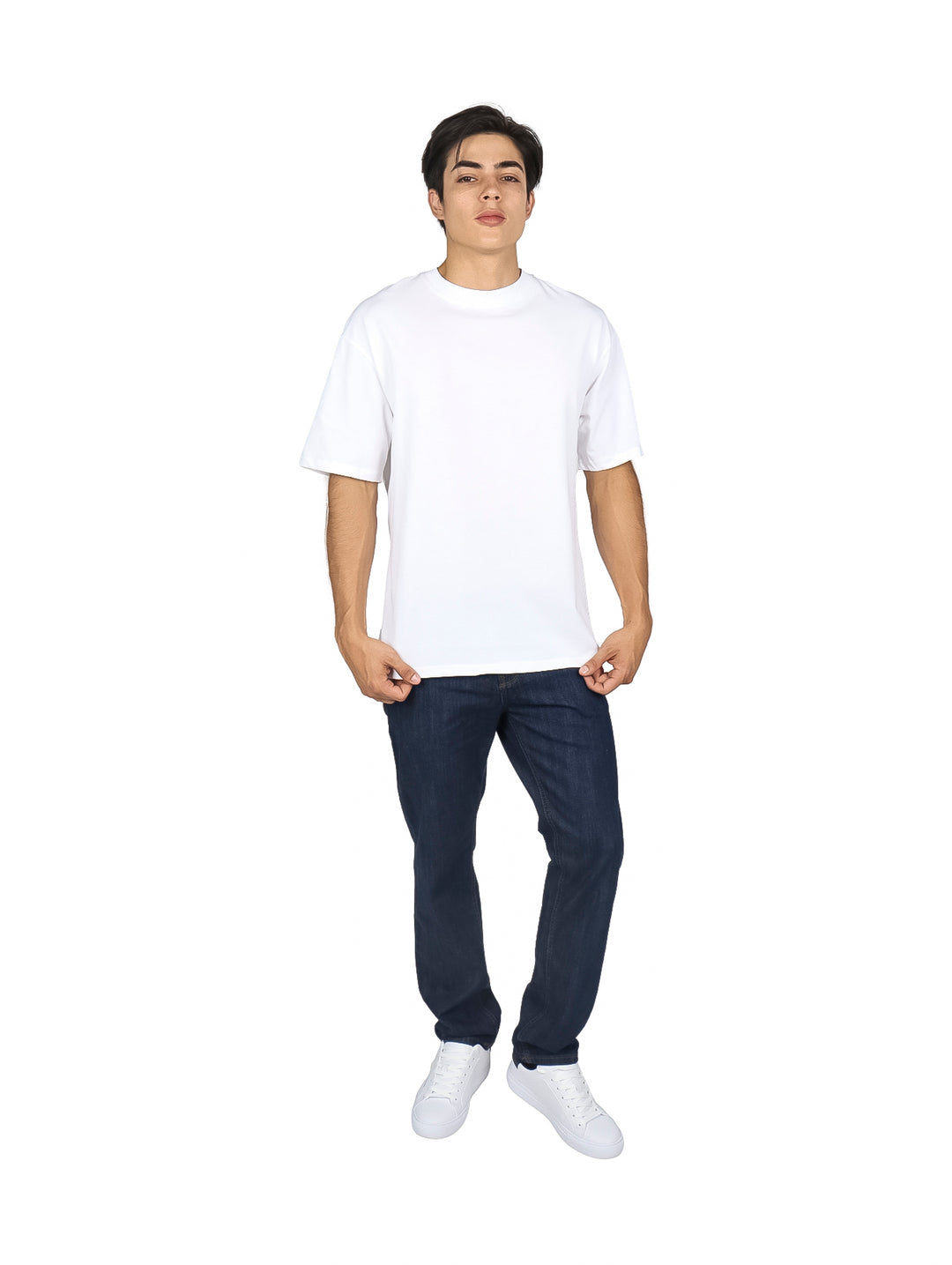 Hombre vistiendo una playera blanca de corte oversize y cuello redondo.