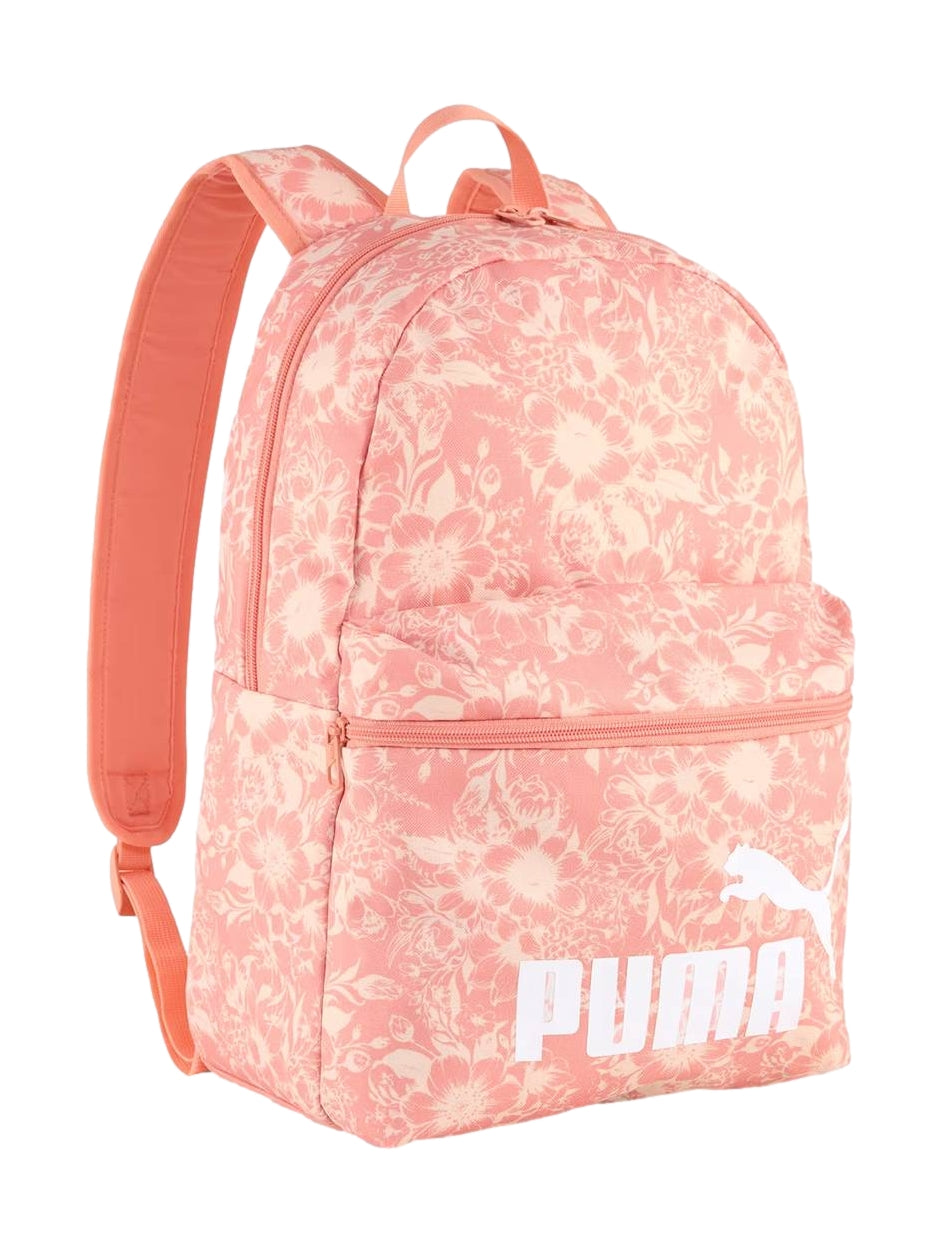 Mochila PUMA rosa con estampado floral blanco, bolsillo frontal y logotipo de la marca en color blanco.