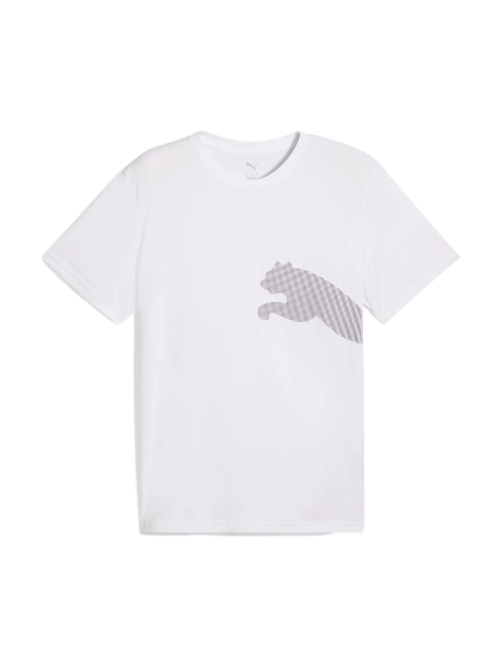 Hombre vistiendo playera blanca PUMA de manga corta con logotipo grande en el pecho y pantalones deportivos grises.