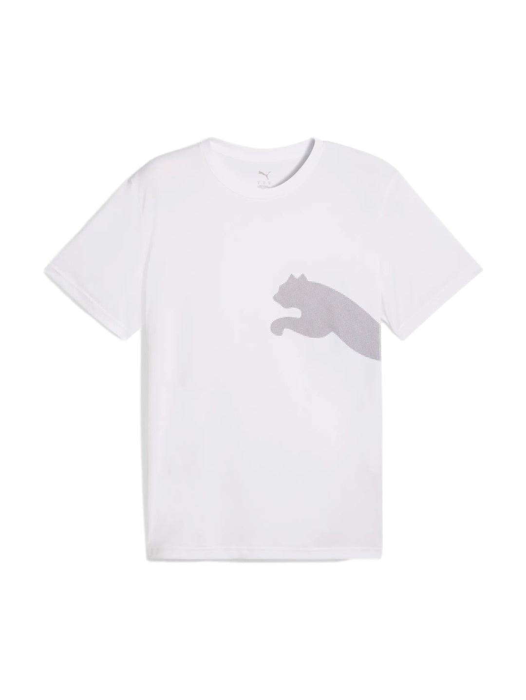 Hombre vistiendo playera blanca PUMA de manga corta con logotipo grande en el pecho y pantalones deportivos grises.