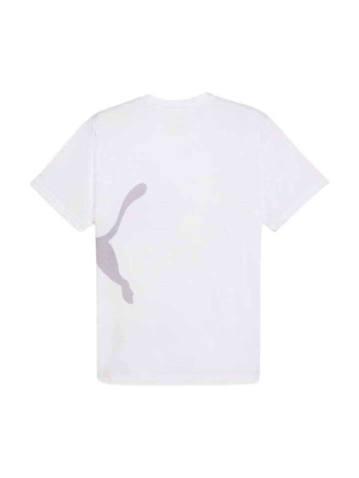 Hombre vistiendo playera blanca PUMA de manga corta con logotipo grande en el pecho y pantalones deportivos grises.