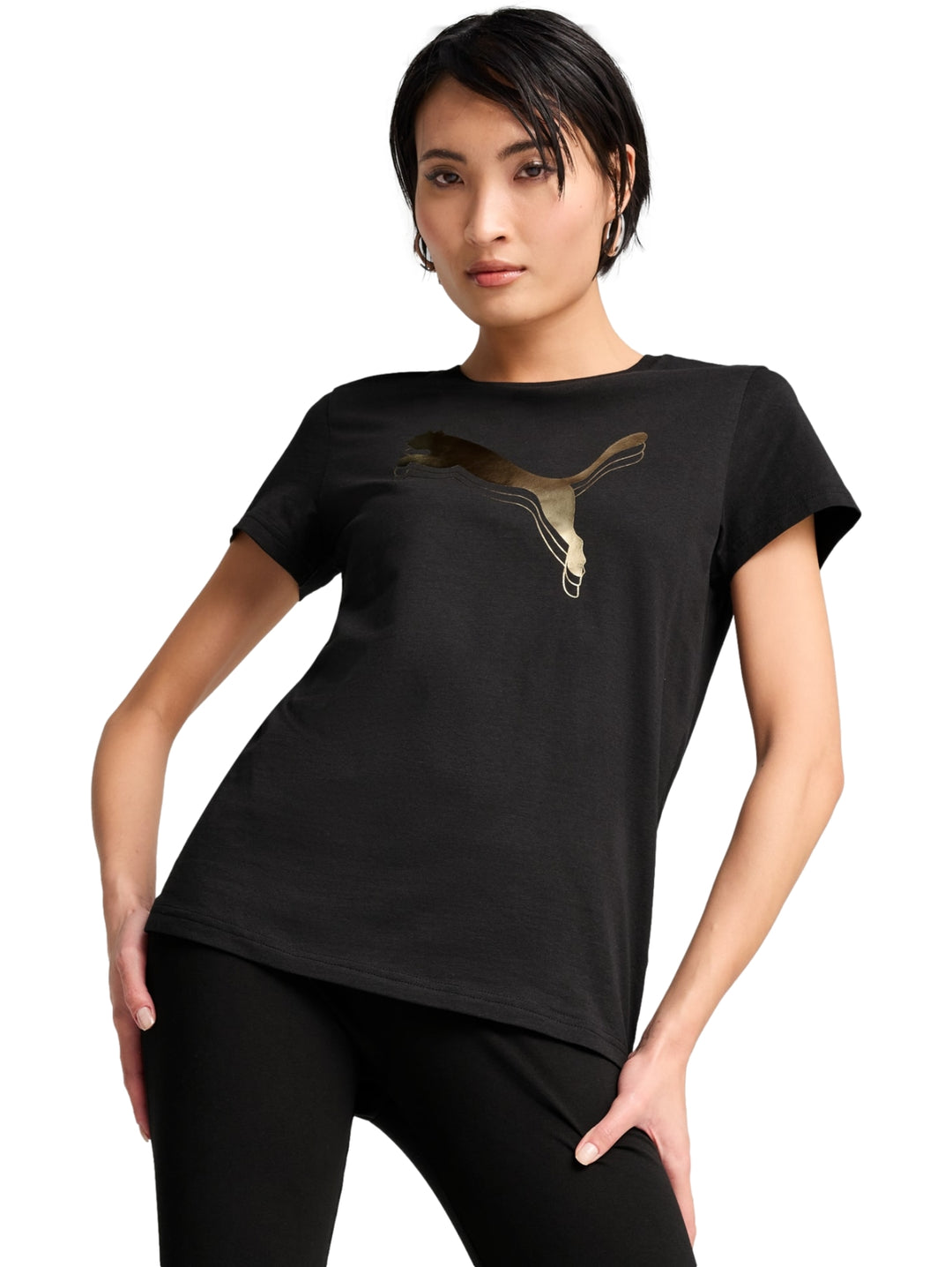 Mujer vistiendo una camiseta deportiva PUMA de color negro con logotipo dorado metálico en el pecho.