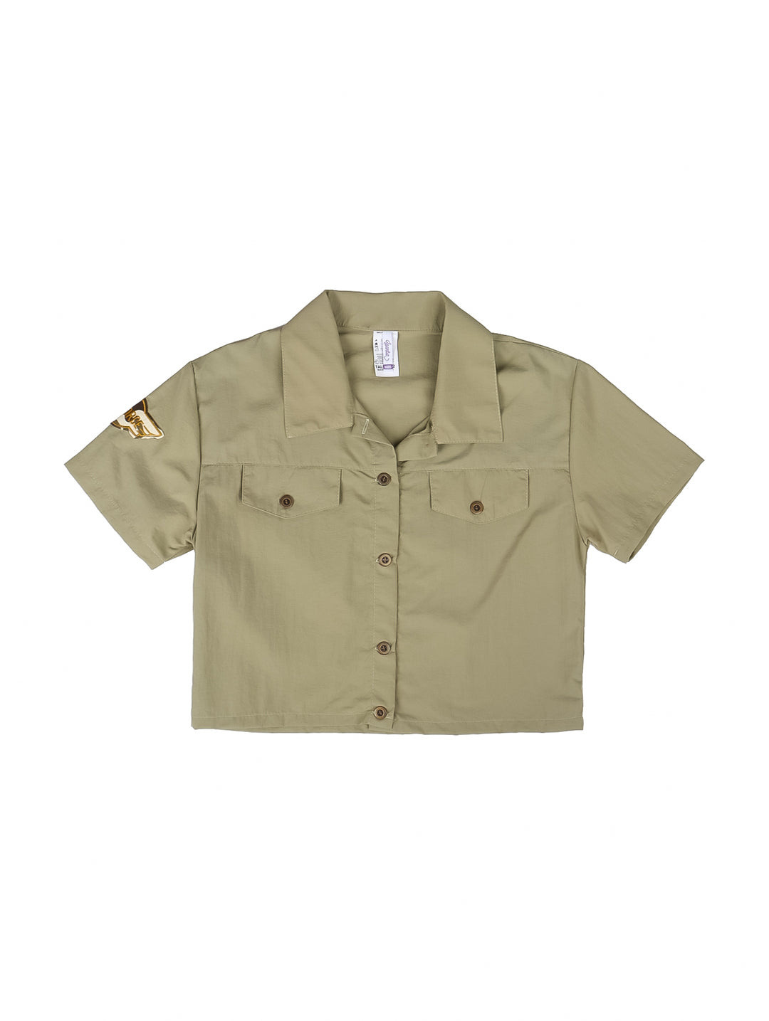 Blusa de manga corta color verde militar con cuello, botones frontales y dos bolsillos en el pecho.