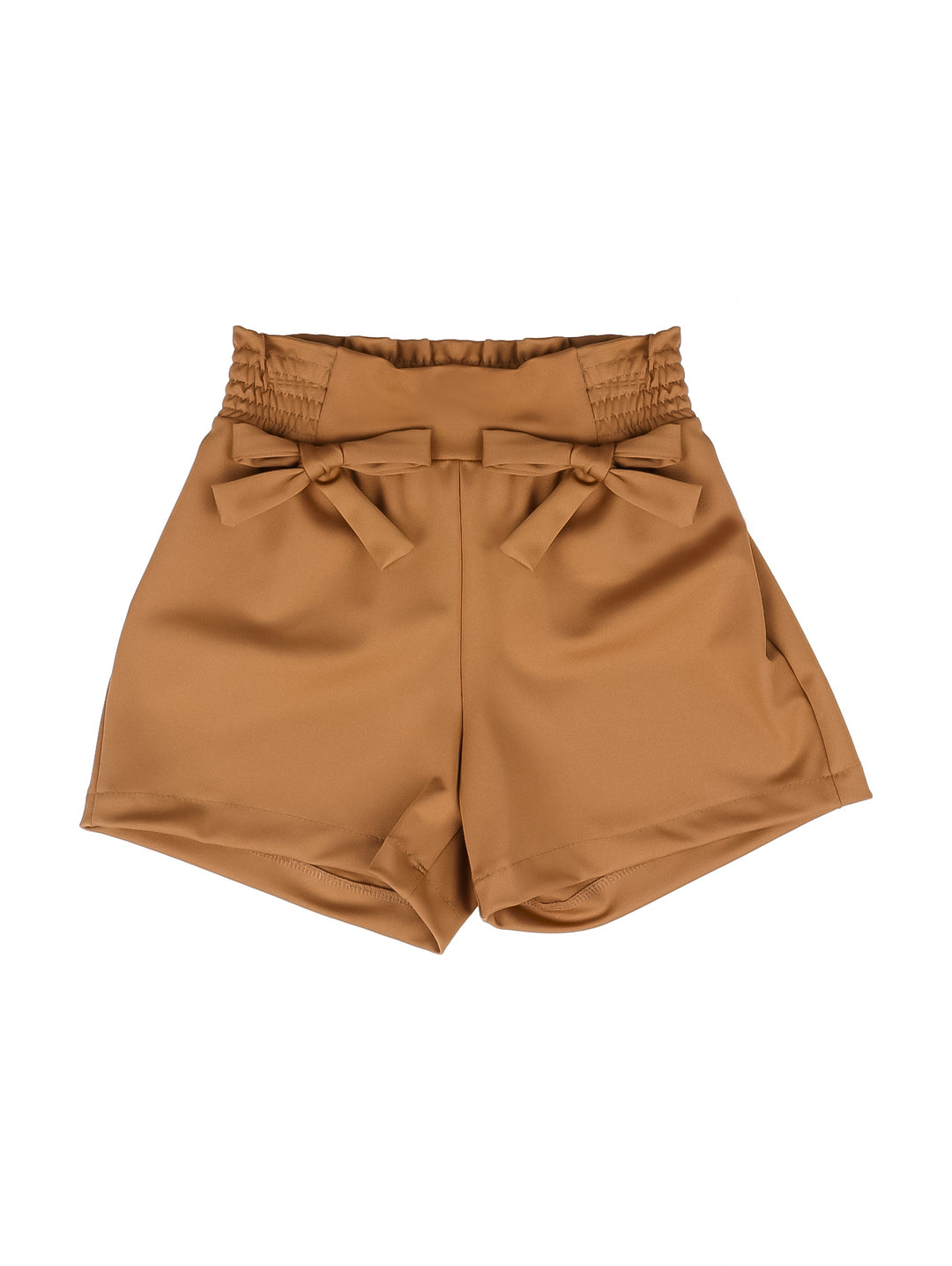 Shorts color moka con moños decorativos en la cintura y cintura elástica.