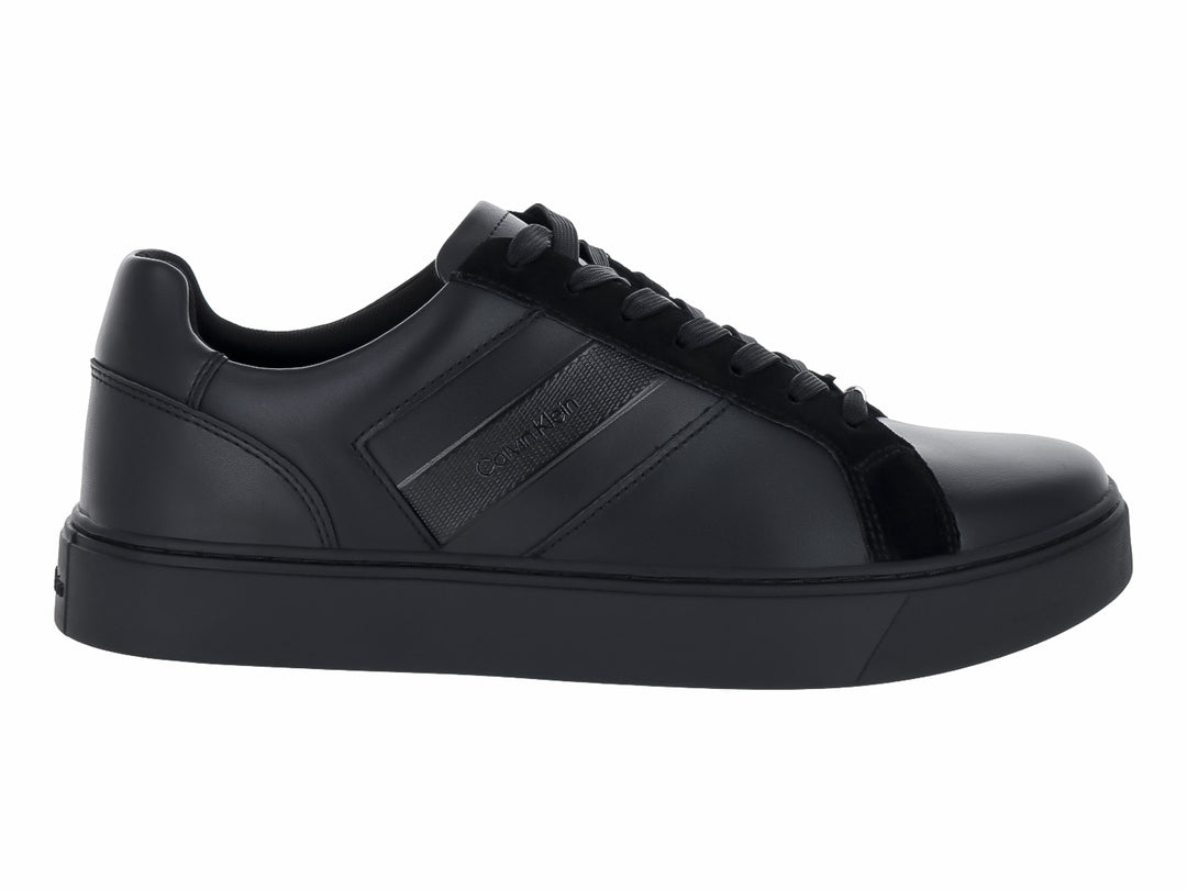 Tenis Calvin Klein de cuero color negro con agujetas y suela plana.