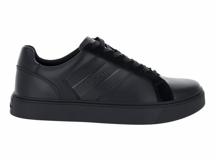 Tenis Calvin Klein de cuero color negro con agujetas y suela plana.
