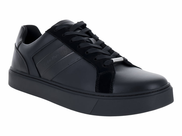 Tenis Calvin Klein de cuero color negro con agujetas y suela plana.