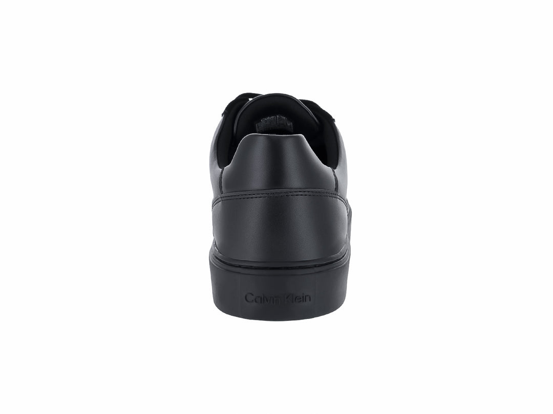 Tenis Calvin Klein de cuero color negro con agujetas y suela plana.