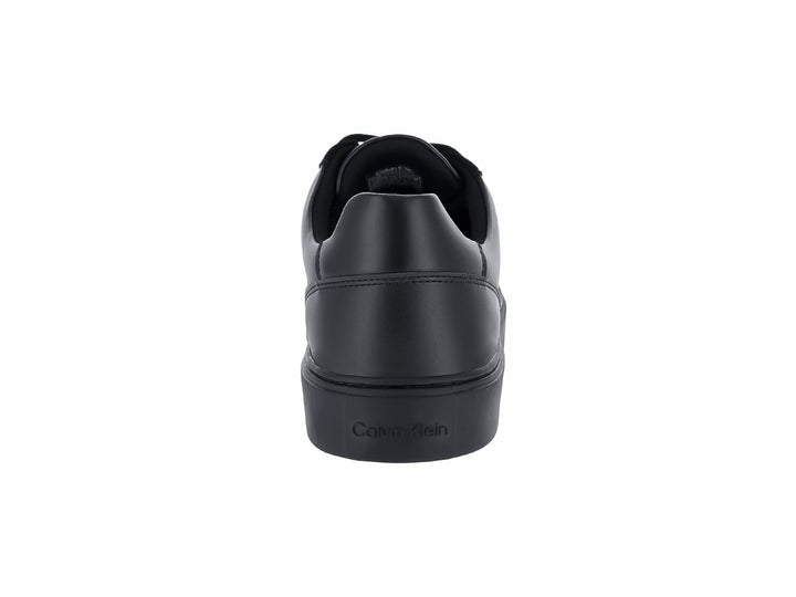 Tenis Calvin Klein de cuero color negro con agujetas y suela plana.