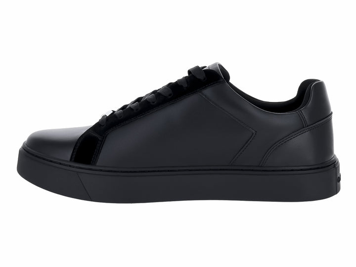 Tenis Calvin Klein de cuero color negro con agujetas y suela plana.