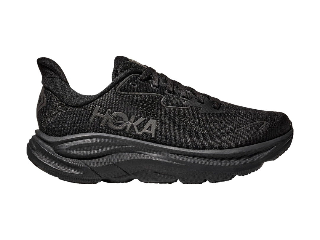 Tenis deportivos HOKA Clifton 10 en color negro total con suela ancha y malla transpirable.