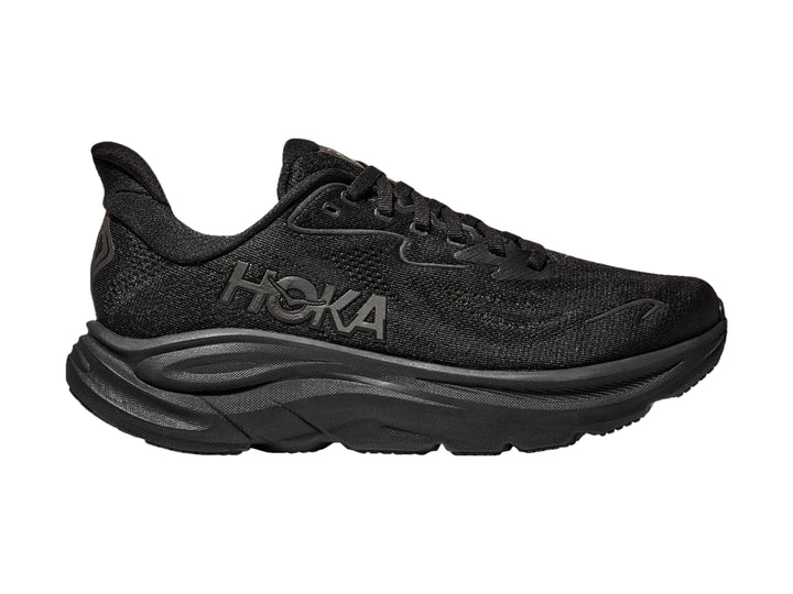 Tenis deportivos HOKA Clifton 10 en color negro total con suela ancha y malla transpirable.