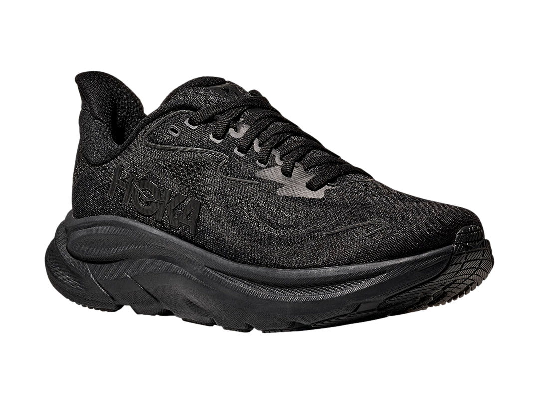 Tenis deportivos HOKA Clifton 10 en color negro total con suela ancha y malla transpirable.