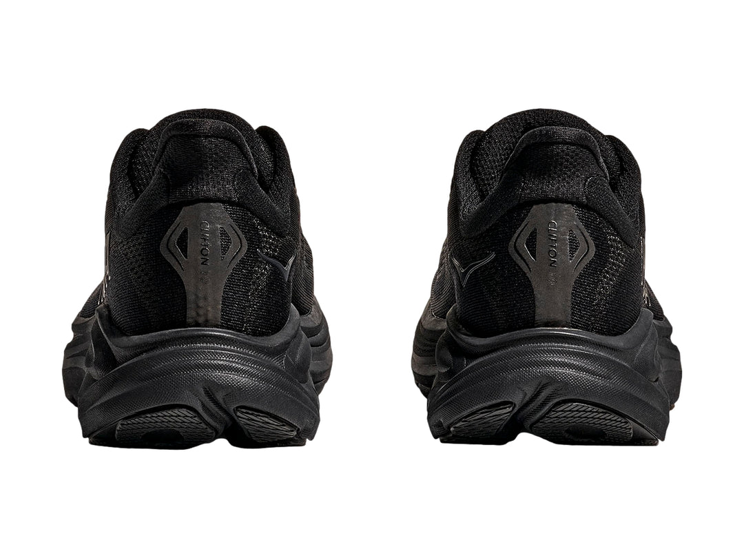 Tenis deportivos HOKA Clifton 10 en color negro total con suela ancha y malla transpirable.