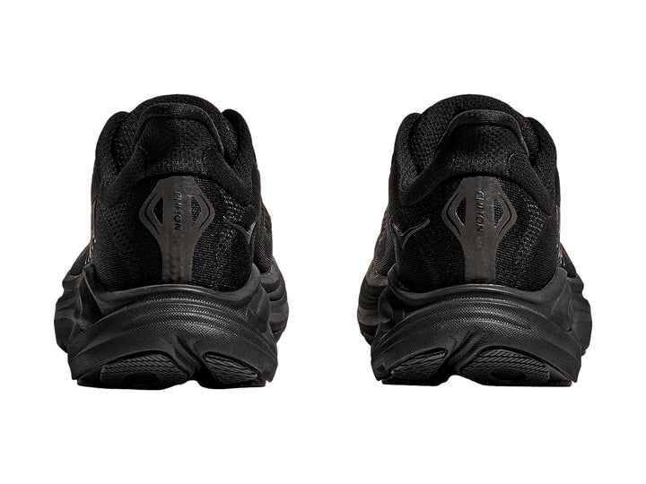 Tenis deportivos HOKA Clifton 10 en color negro total con suela ancha y malla transpirable.
